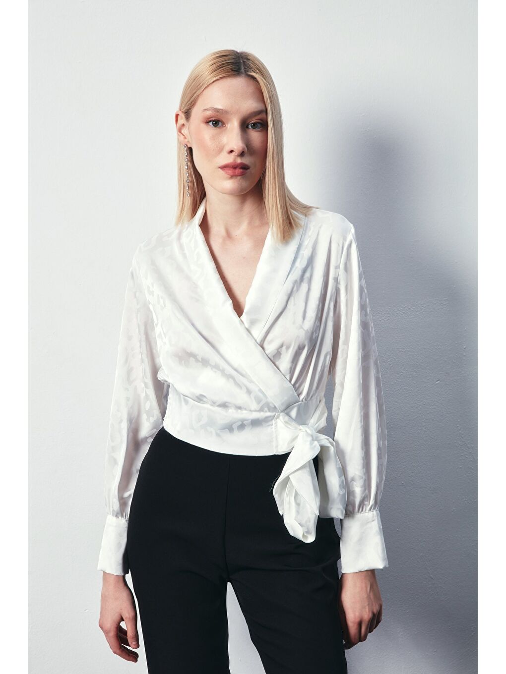 Yan Kuşaklı Saten Bluz - Ekru