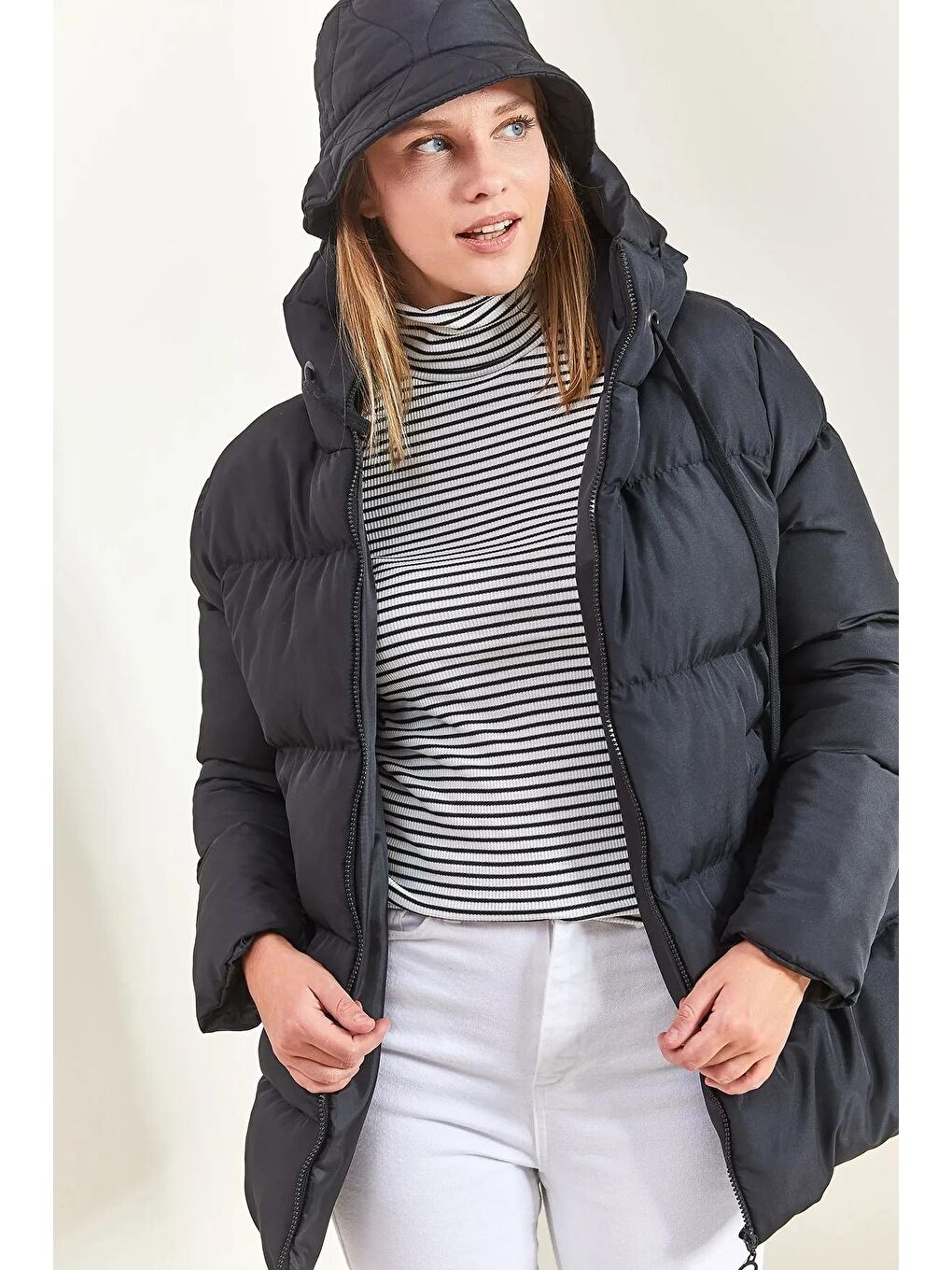 Siyah Kadın Kapüşonlu Şişme Mont-1