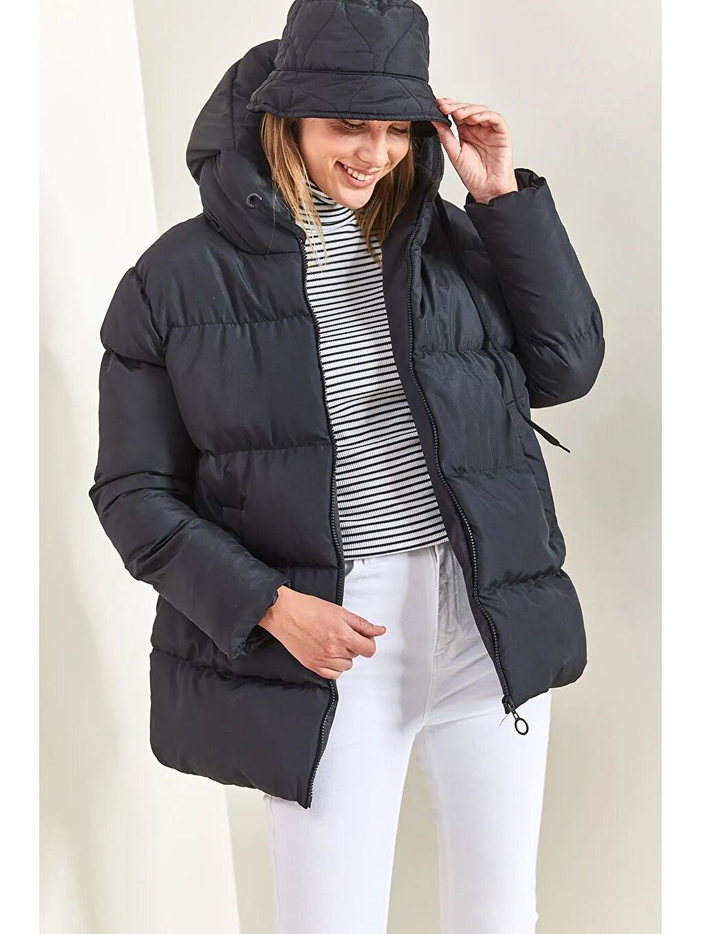 Siyah Kadın Kapüşonlu Şişme Mont-2