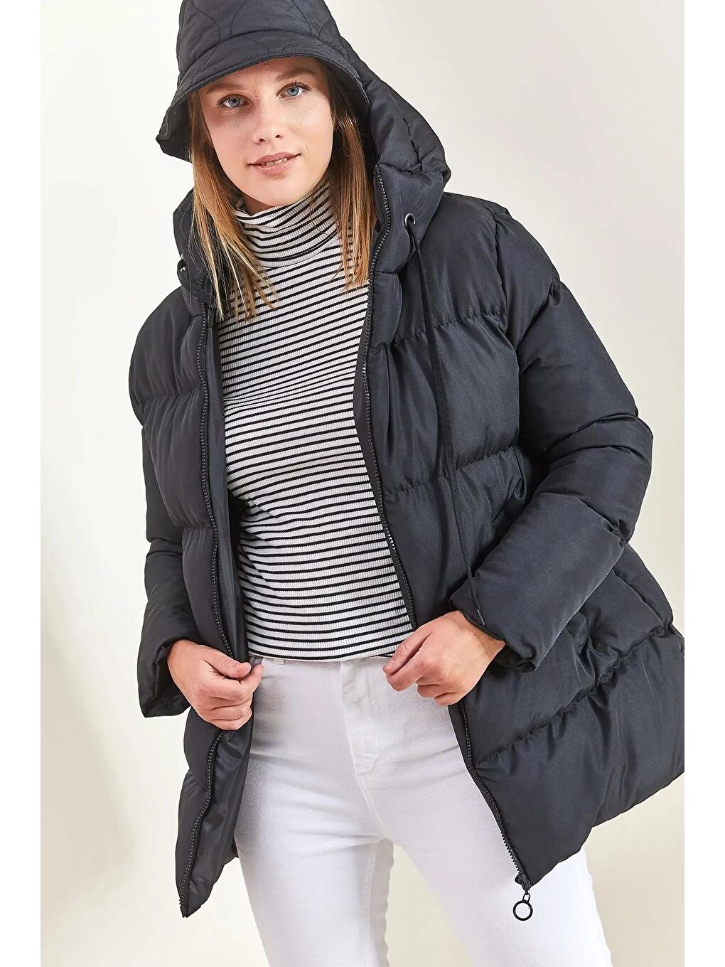 Siyah Kadın Kapüşonlu Şişme Mont-4