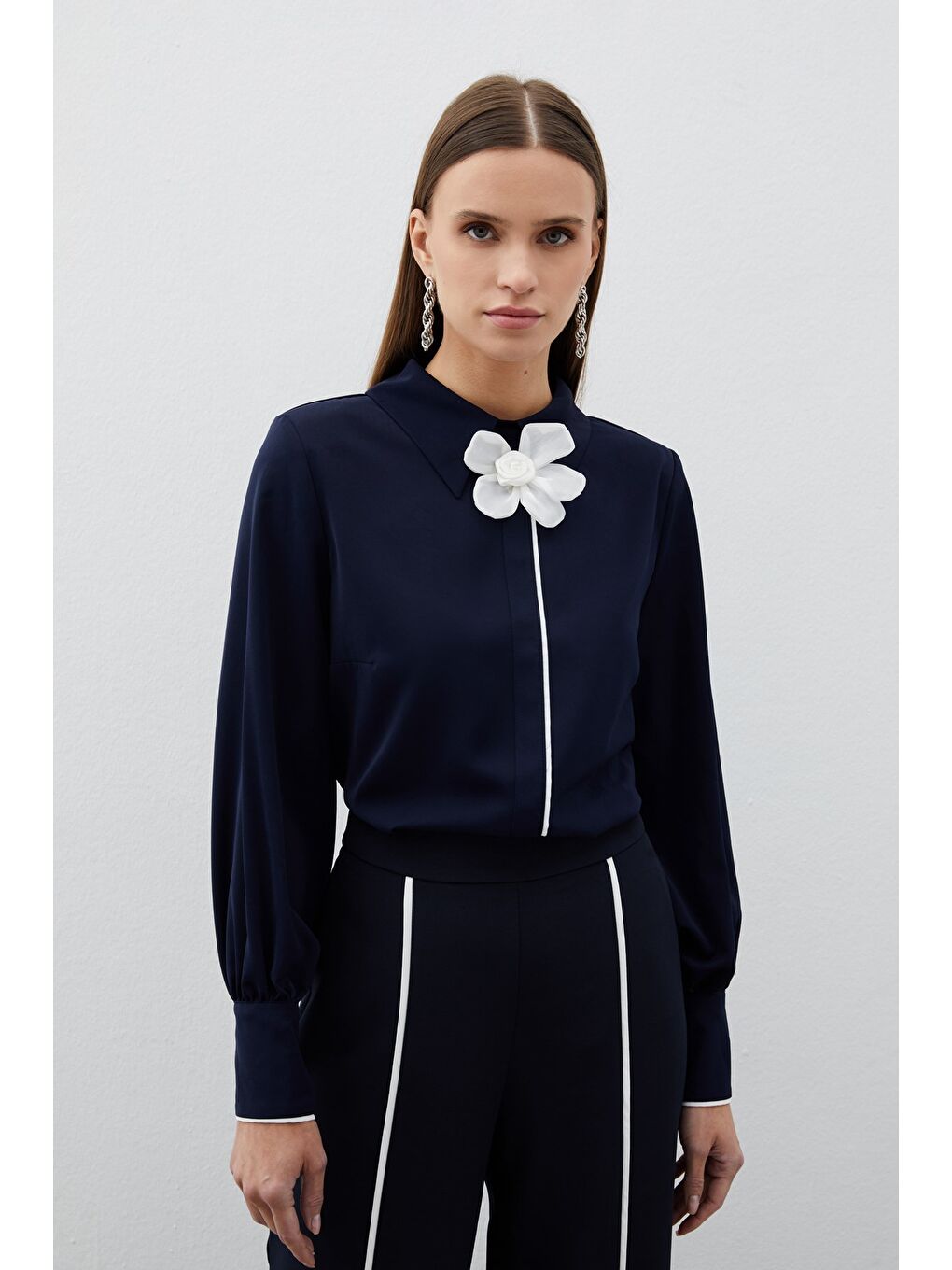 Yaka Çiçek Detaylı Bluz - Lacivert