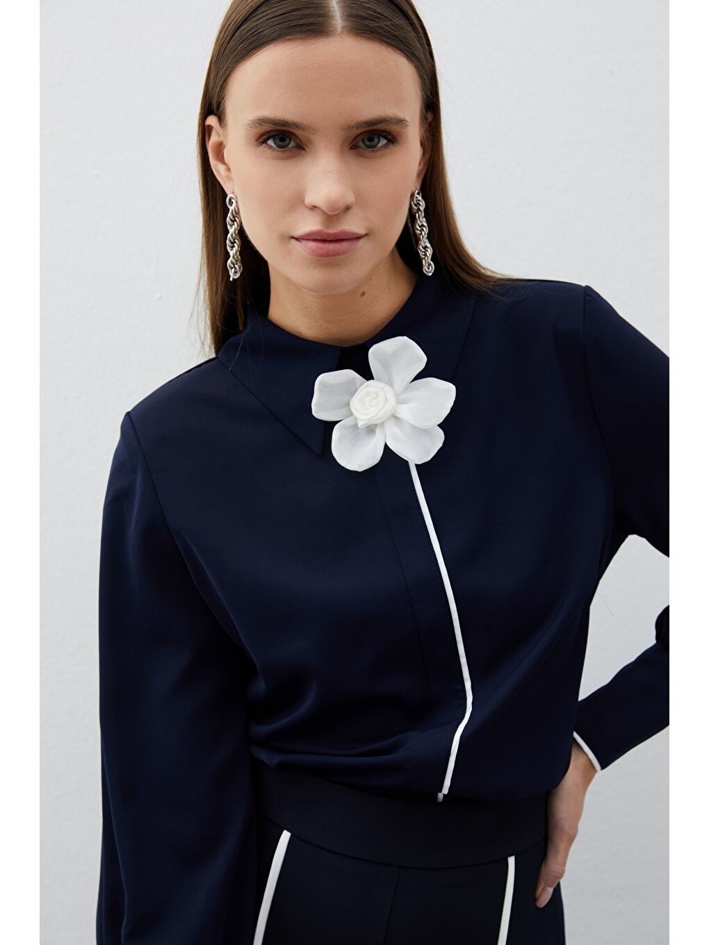Yaka Çiçek Detaylı Bluz - Lacivert-1
