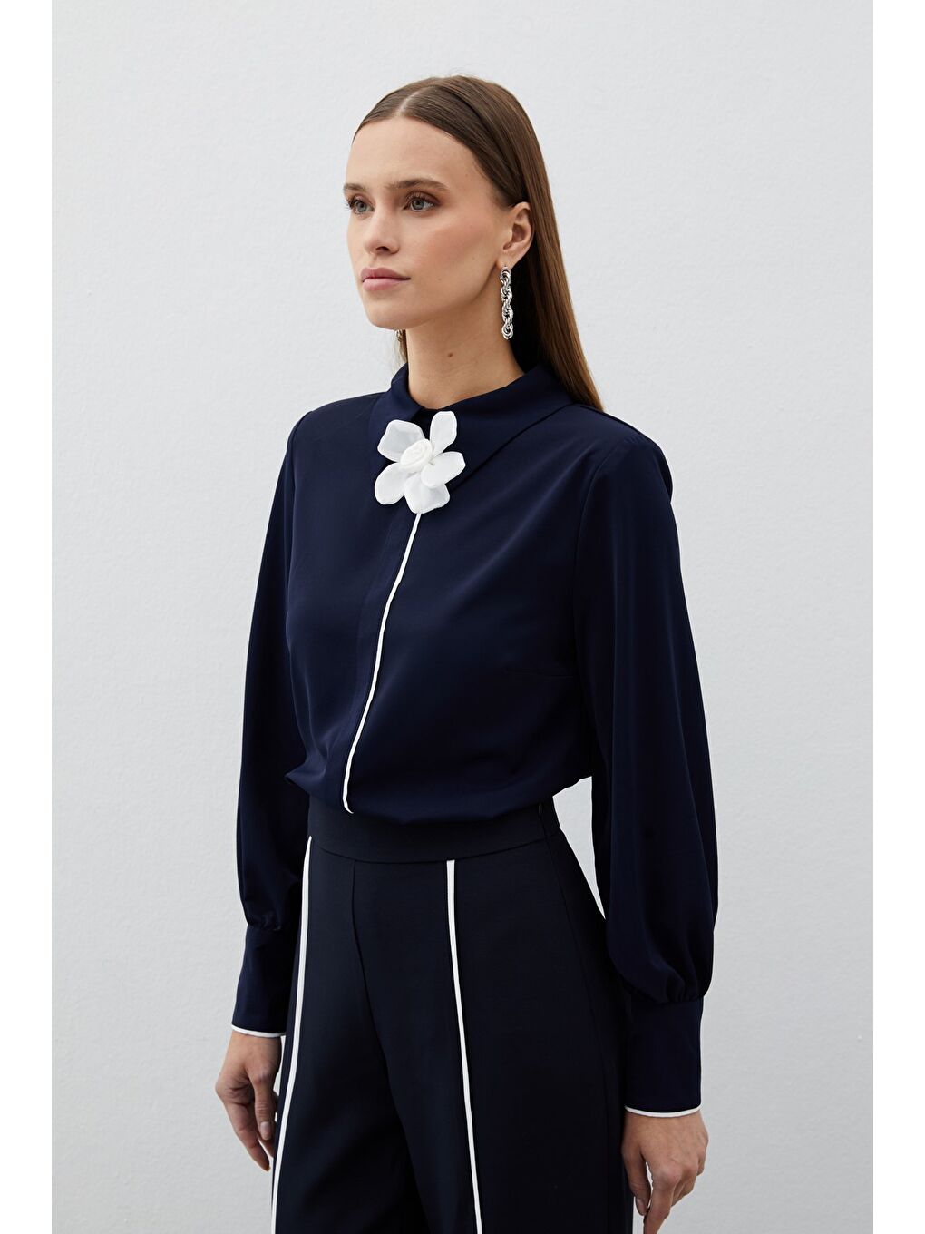 Yaka Çiçek Detaylı Bluz - Lacivert-2