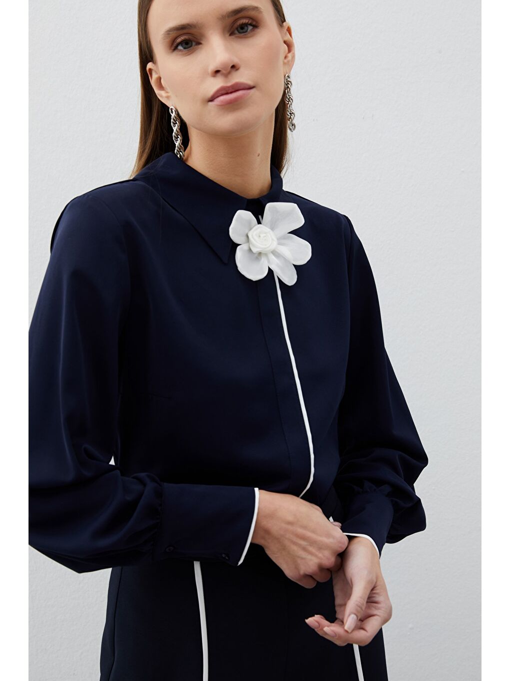 Yaka Çiçek Detaylı Bluz - Lacivert-3