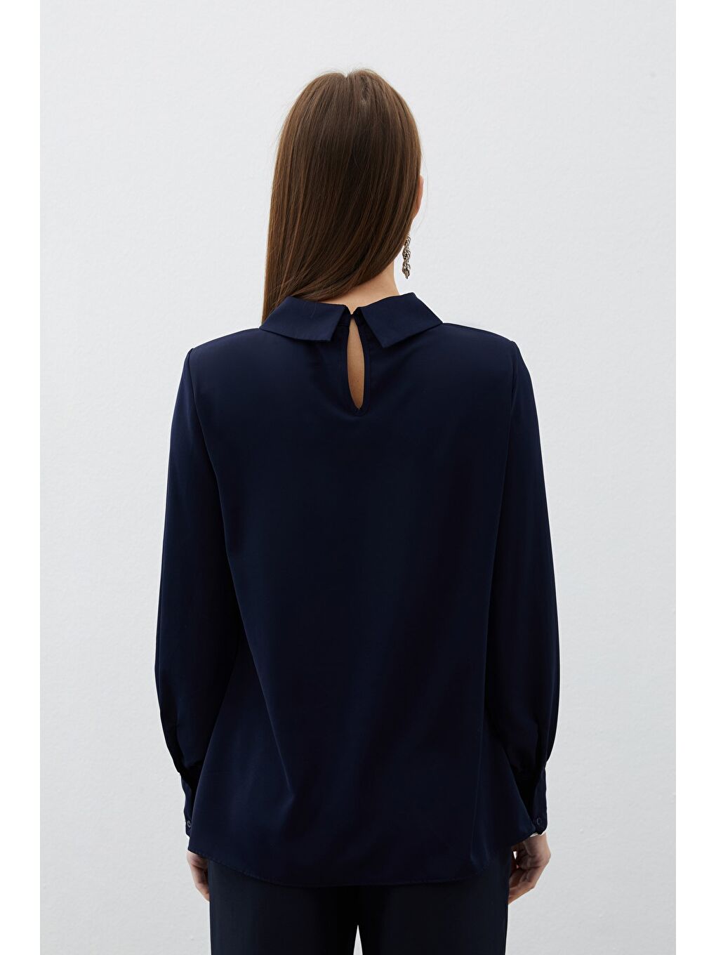 Yaka Çiçek Detaylı Bluz - Lacivert-4