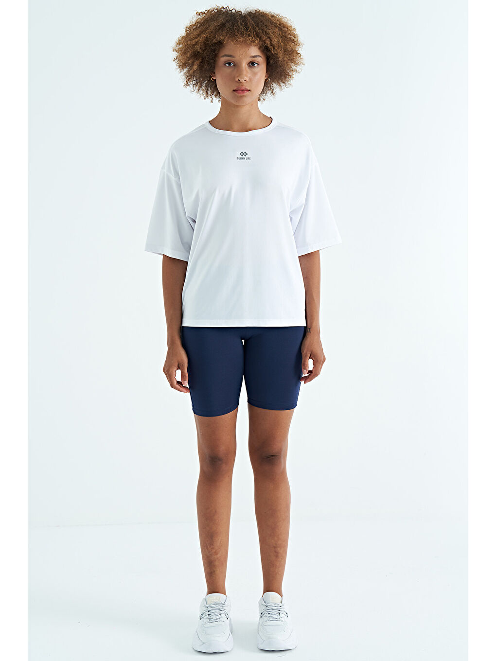 Beyaz O Yaka Baskı Detaylı Oversize Kısa Kol Kadın Tişört - 97263-4