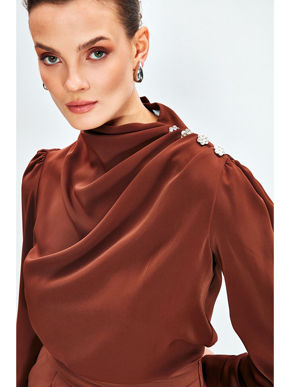 Kahverengi Düğmeleri Taş Detaylı Bluz - Kahve-1