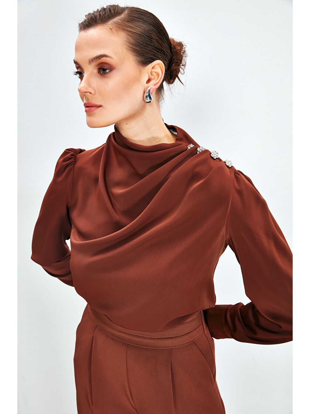 Kahverengi Düğmeleri Taş Detaylı Bluz - Kahve-2