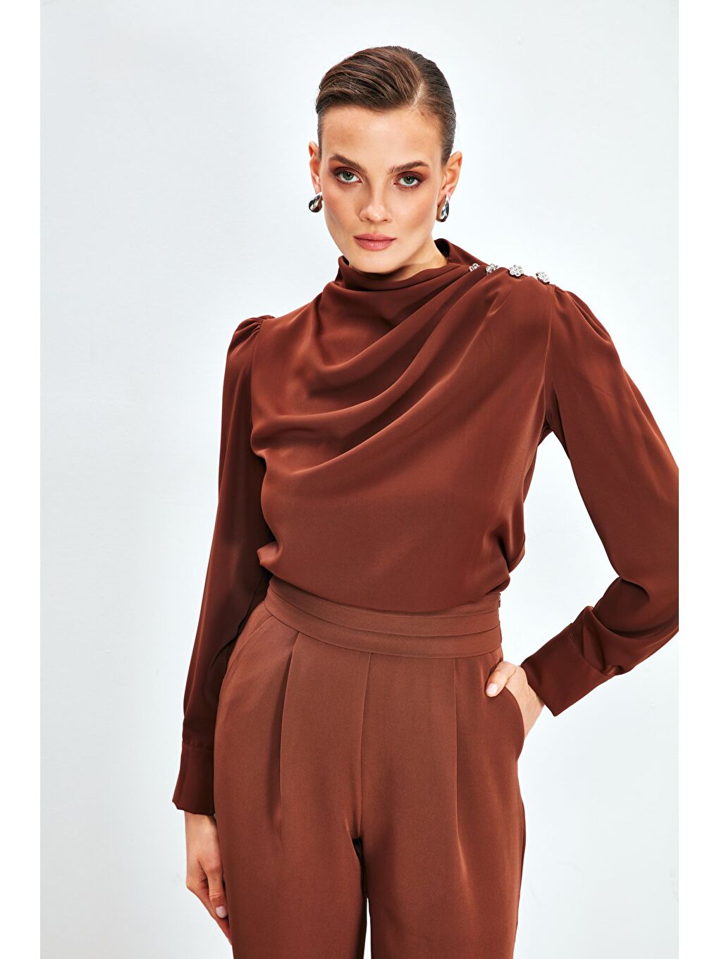 Kahverengi Düğmeleri Taş Detaylı Bluz - Kahve-3
