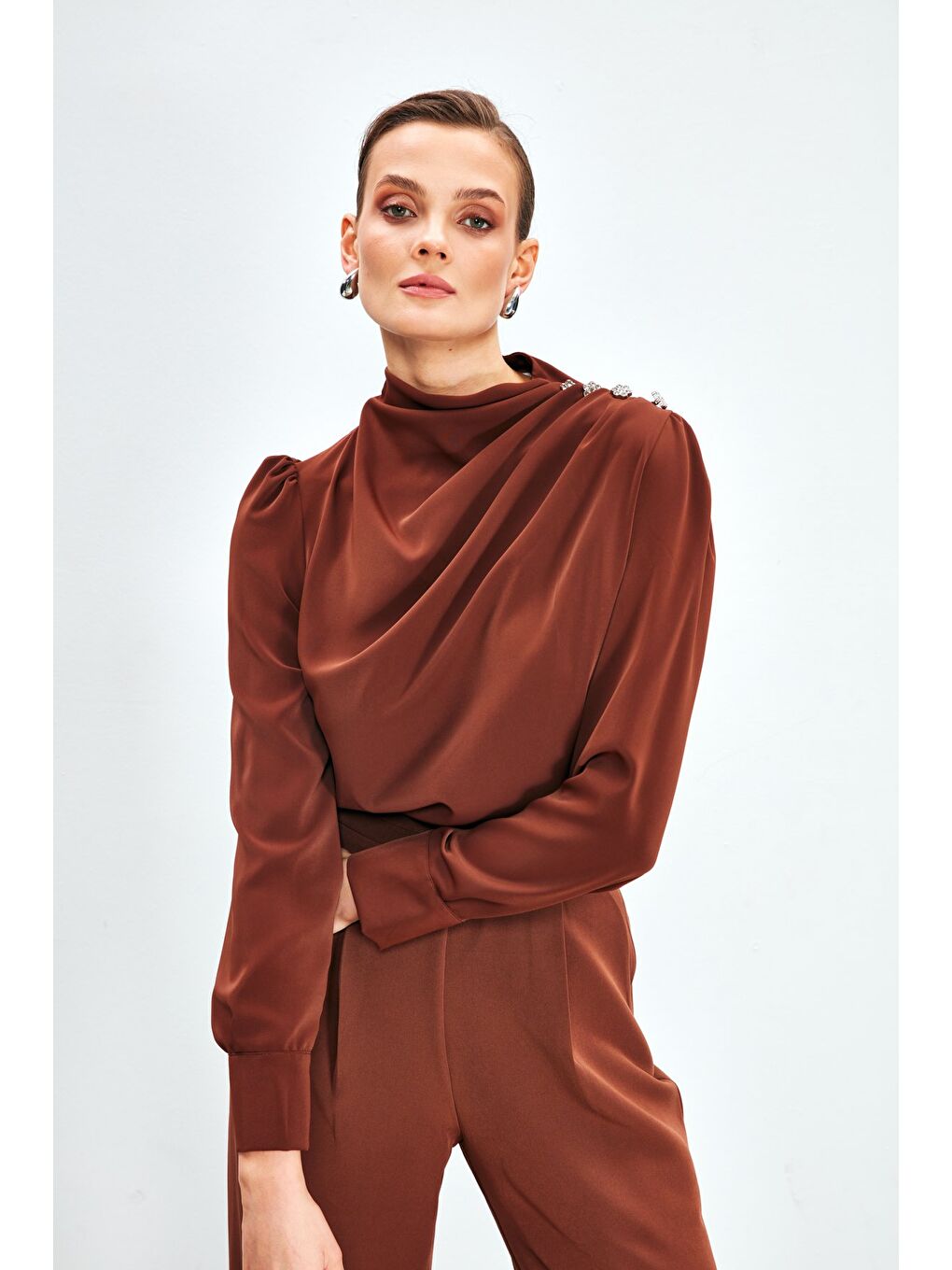 Kahverengi Düğmeleri Taş Detaylı Bluz - Kahve-4