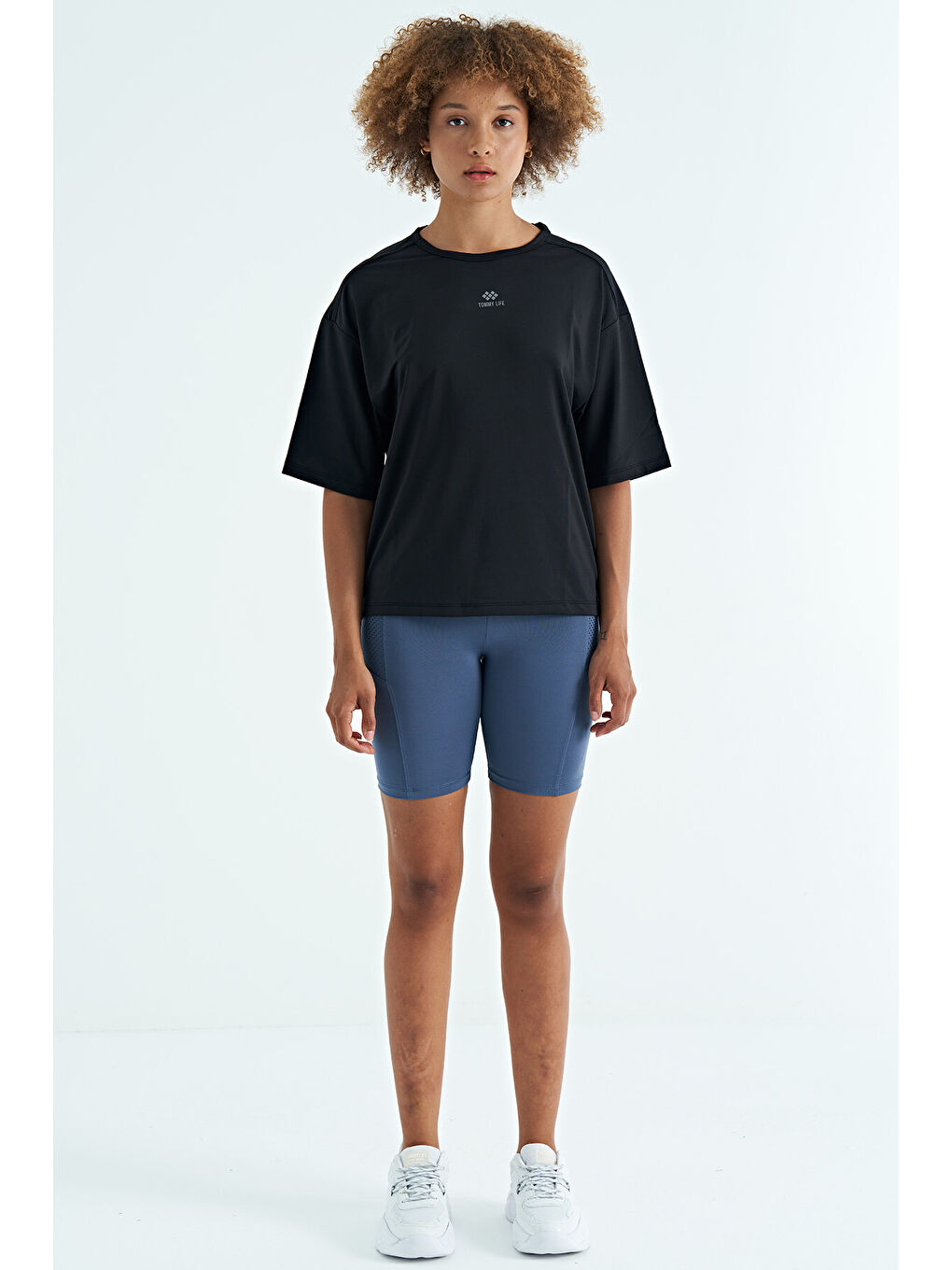 Siyah O Yaka Baskı Detaylı Oversize Kısa Kol Kadın Tişört - 97263-6