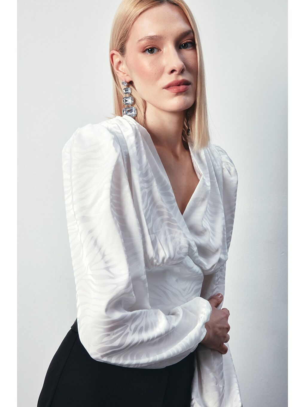 Desenli Kruvaze Saten Bluz - Ekru-5