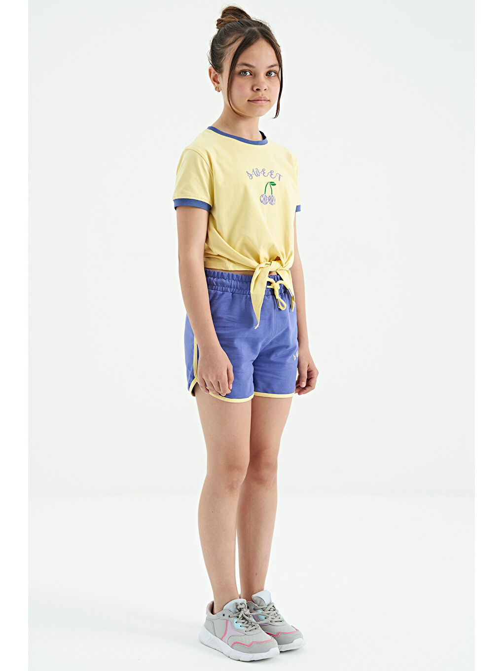 Ekru Sarı - Açık Eflatun O Yaka Baskılı Düğüm Detaylı Rahat Kalıp Kız Çocuk Şort Takım - 75132-4