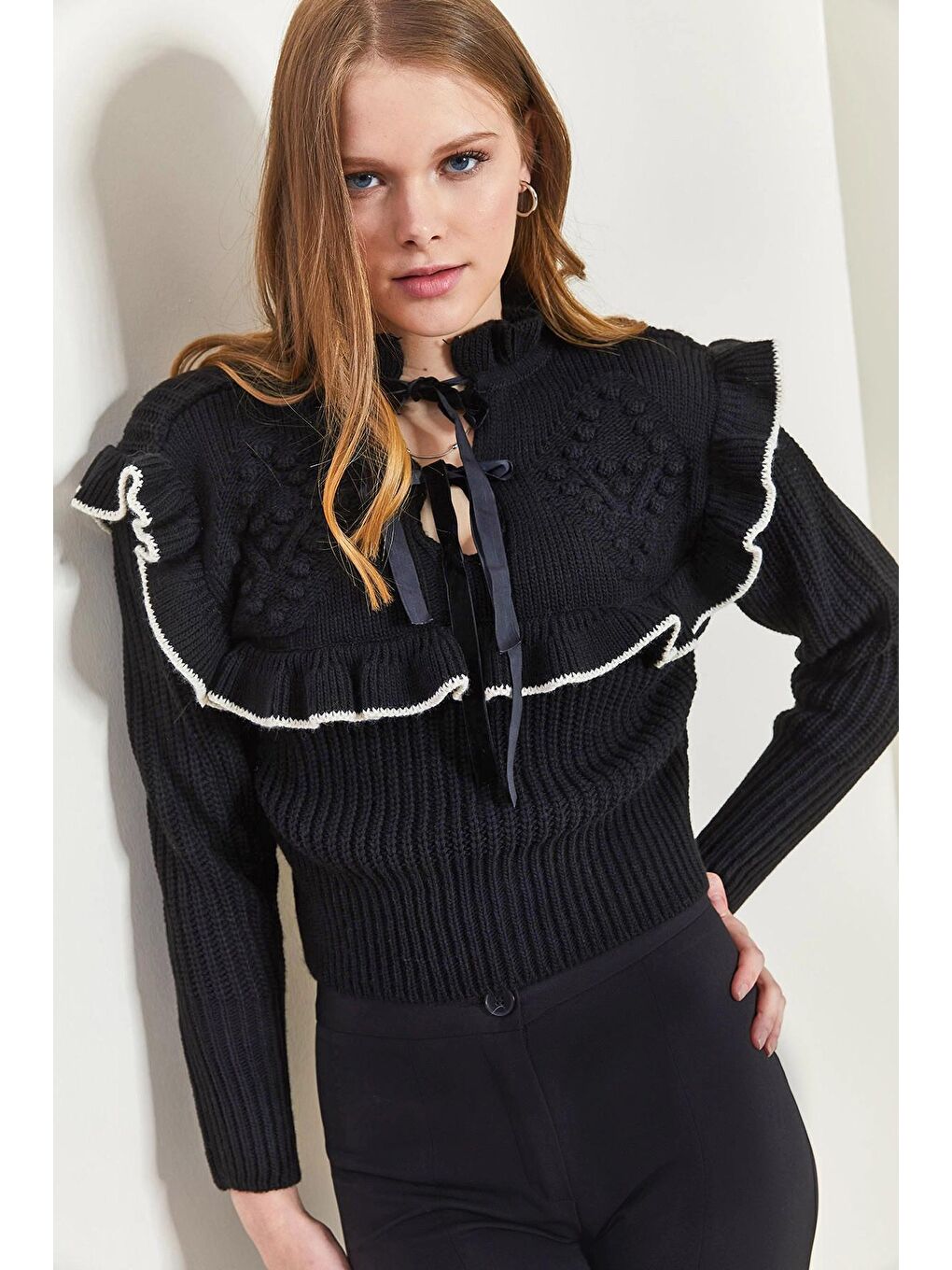 Siyah Kadın Fiyonk Detaylı Fırfırlı Kazak