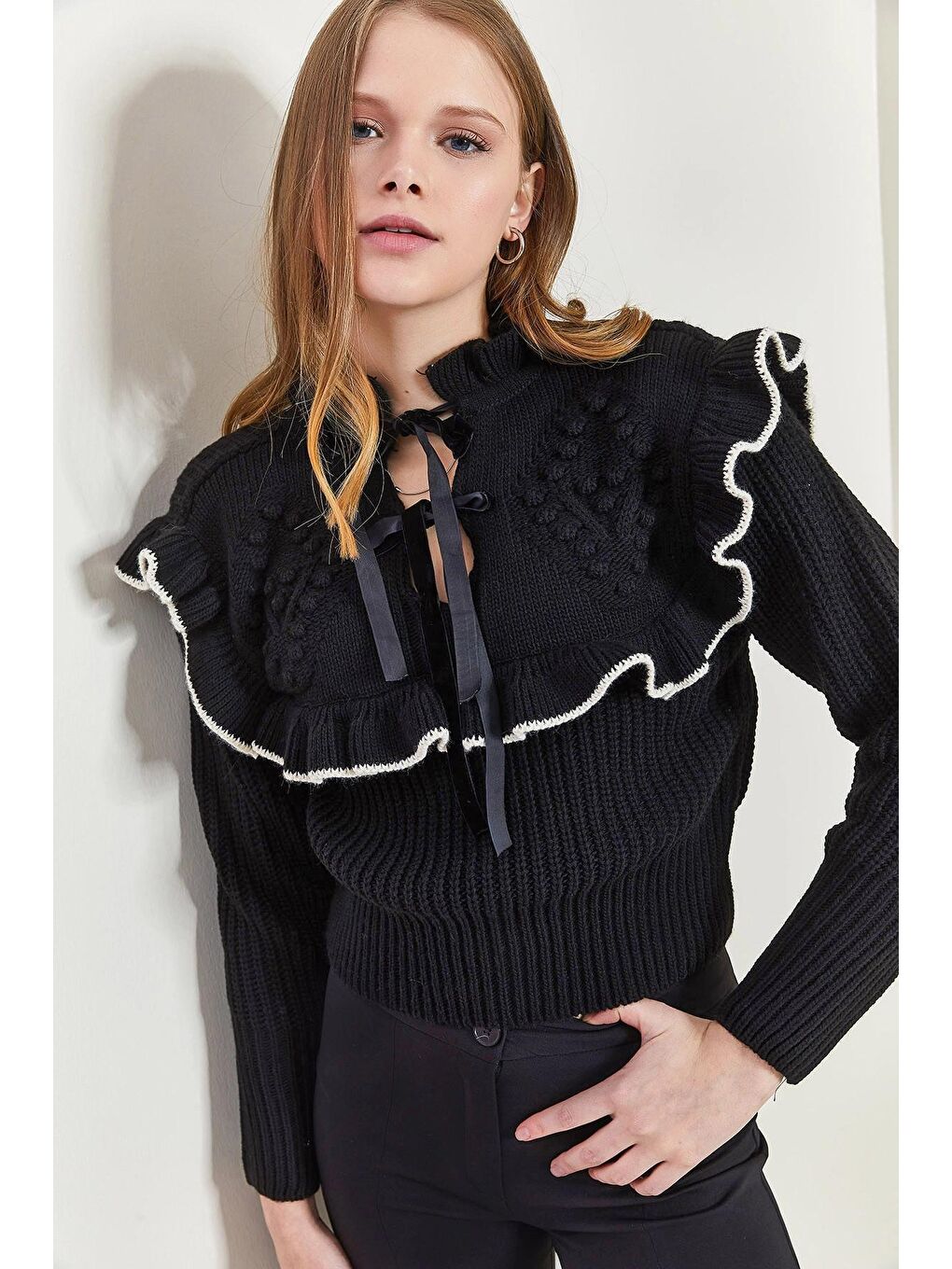 Siyah Kadın Fiyonk Detaylı Fırfırlı Kazak-1