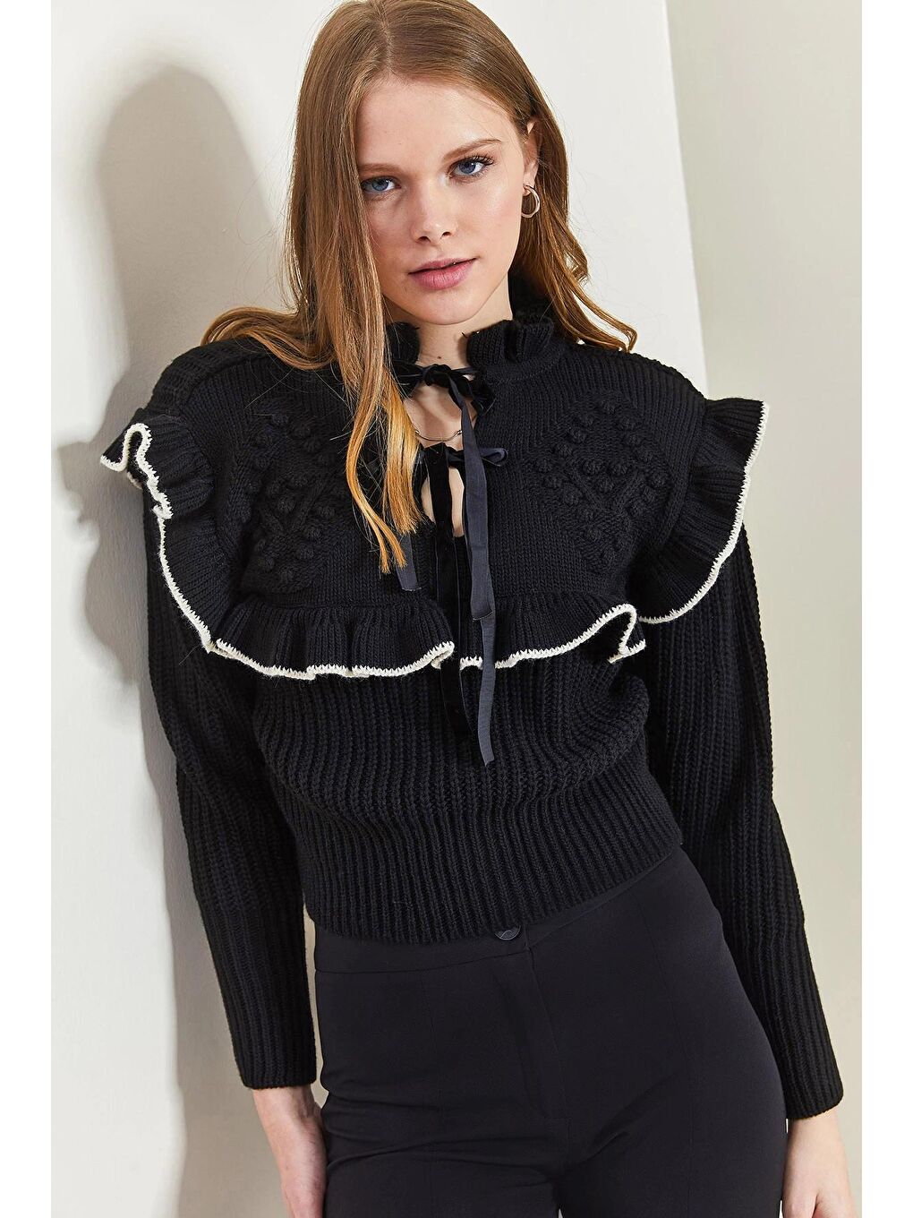 Siyah Kadın Fiyonk Detaylı Fırfırlı Kazak-3