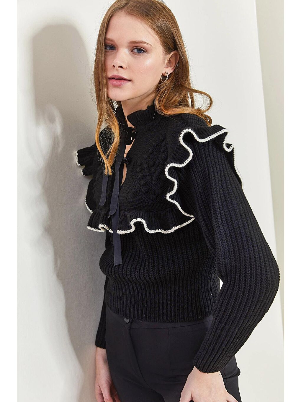 Siyah Kadın Fiyonk Detaylı Fırfırlı Kazak-4