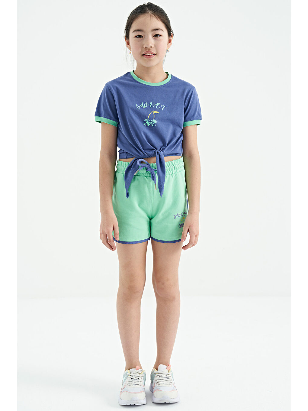 Mavi Açık Eflatun - Su Yeşil O Yaka Baskılı Düğüm Detaylı Rahat Kalıp Kız Çocuk Şort Takım - 75132-2
