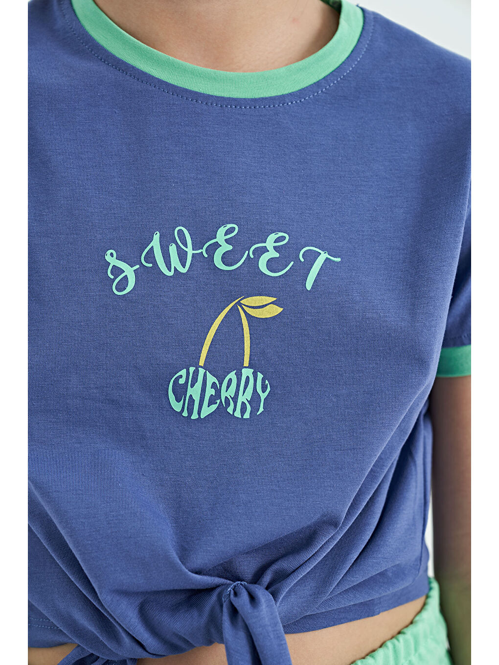 Mavi Açık Eflatun - Su Yeşil O Yaka Baskılı Düğüm Detaylı Rahat Kalıp Kız Çocuk Şort Takım - 75132-4