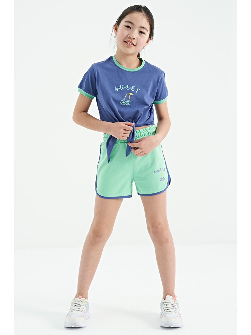 Mavi Açık Eflatun - Su Yeşil O Yaka Baskılı Düğüm Detaylı Rahat Kalıp Kız Çocuk Şort Takım - 75132-6