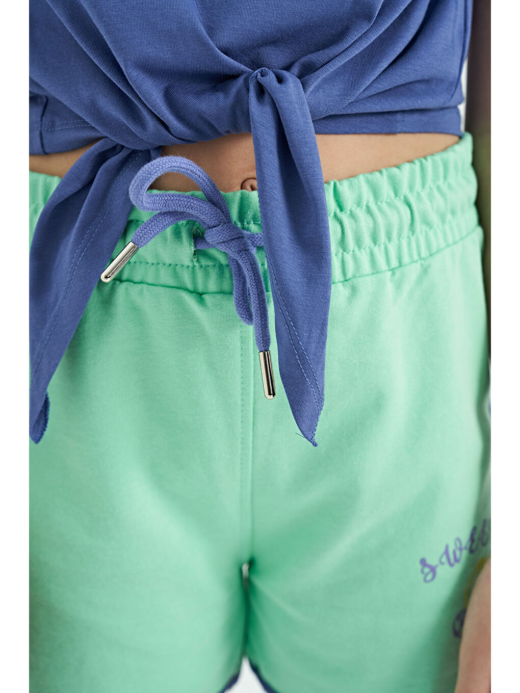 Mavi Açık Eflatun - Su Yeşil O Yaka Baskılı Düğüm Detaylı Rahat Kalıp Kız Çocuk Şort Takım - 75132-8