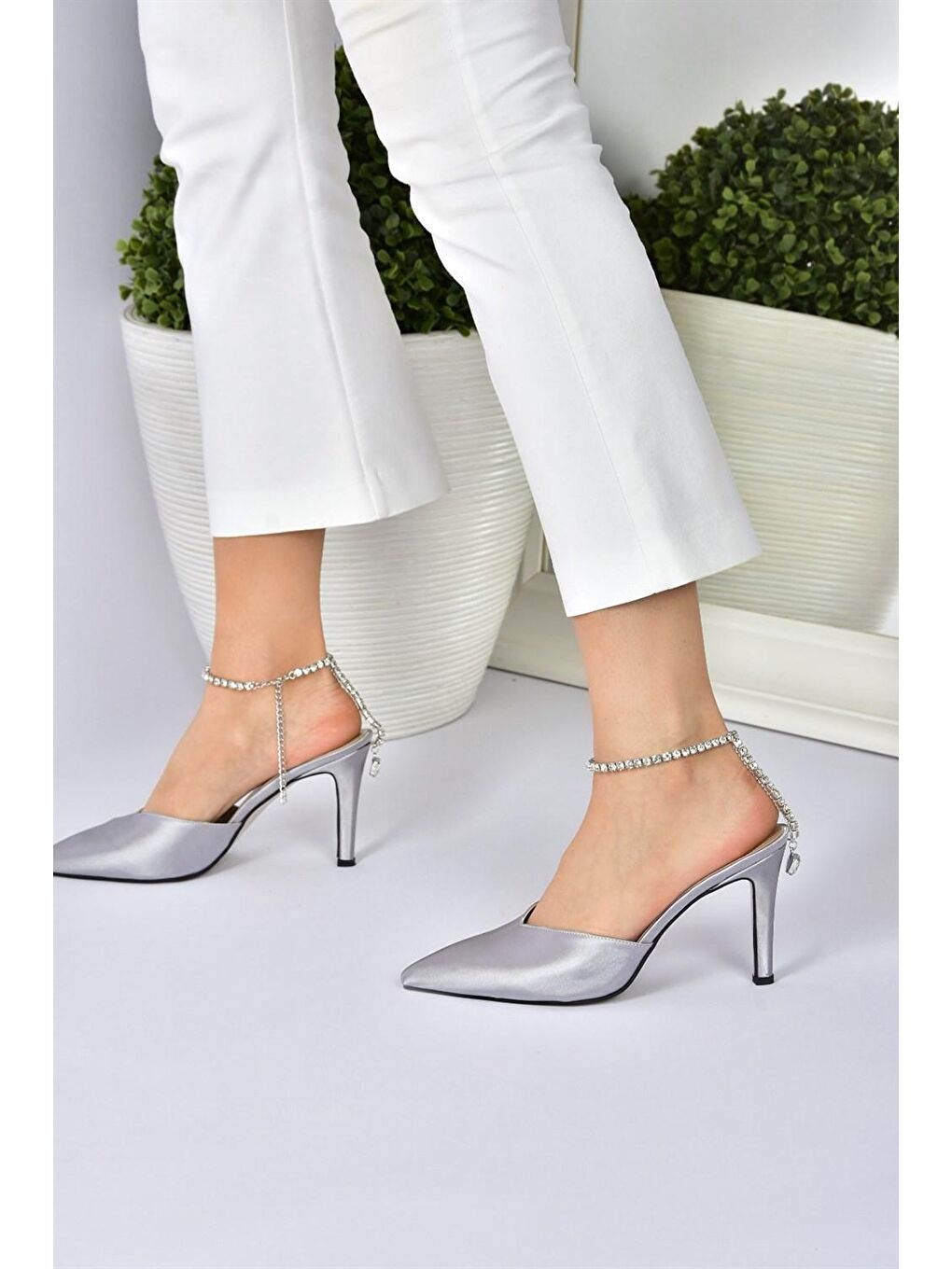 Gri Gümüş Saten Kumaş Taş Tokalı Topuklu Ayakkabı M404010904-4