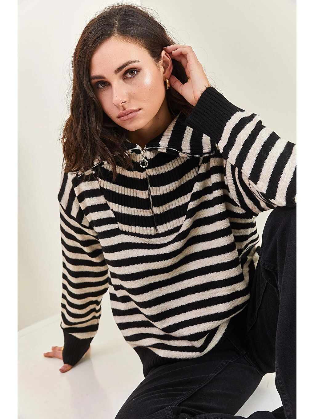 Siyah Kadın Balıkçı Yaka Fermuarlı Çizgili Oversize Triko Kazak-4