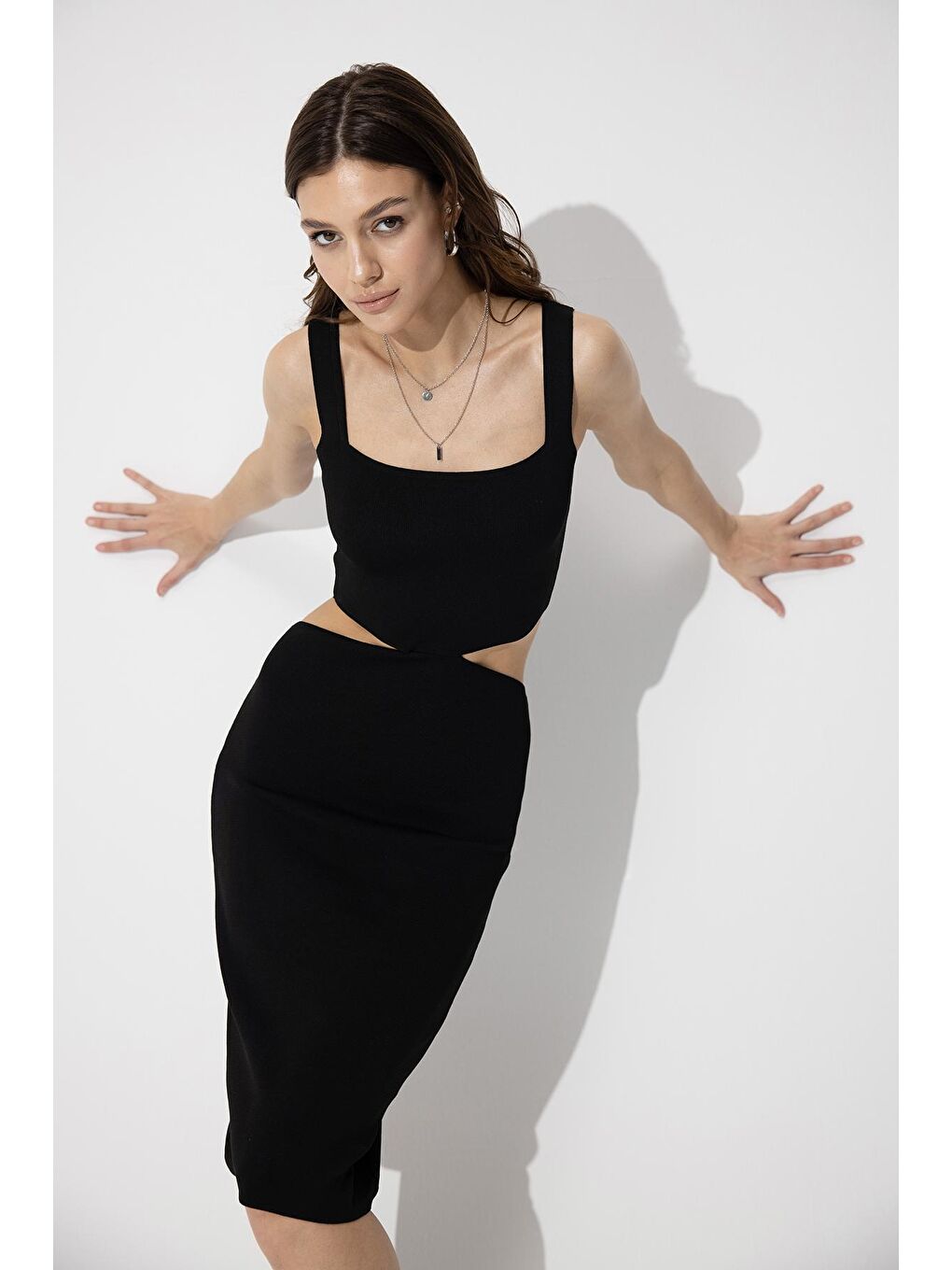 Sherin Siyah Dekolteli Midi Boy Triko Elbise