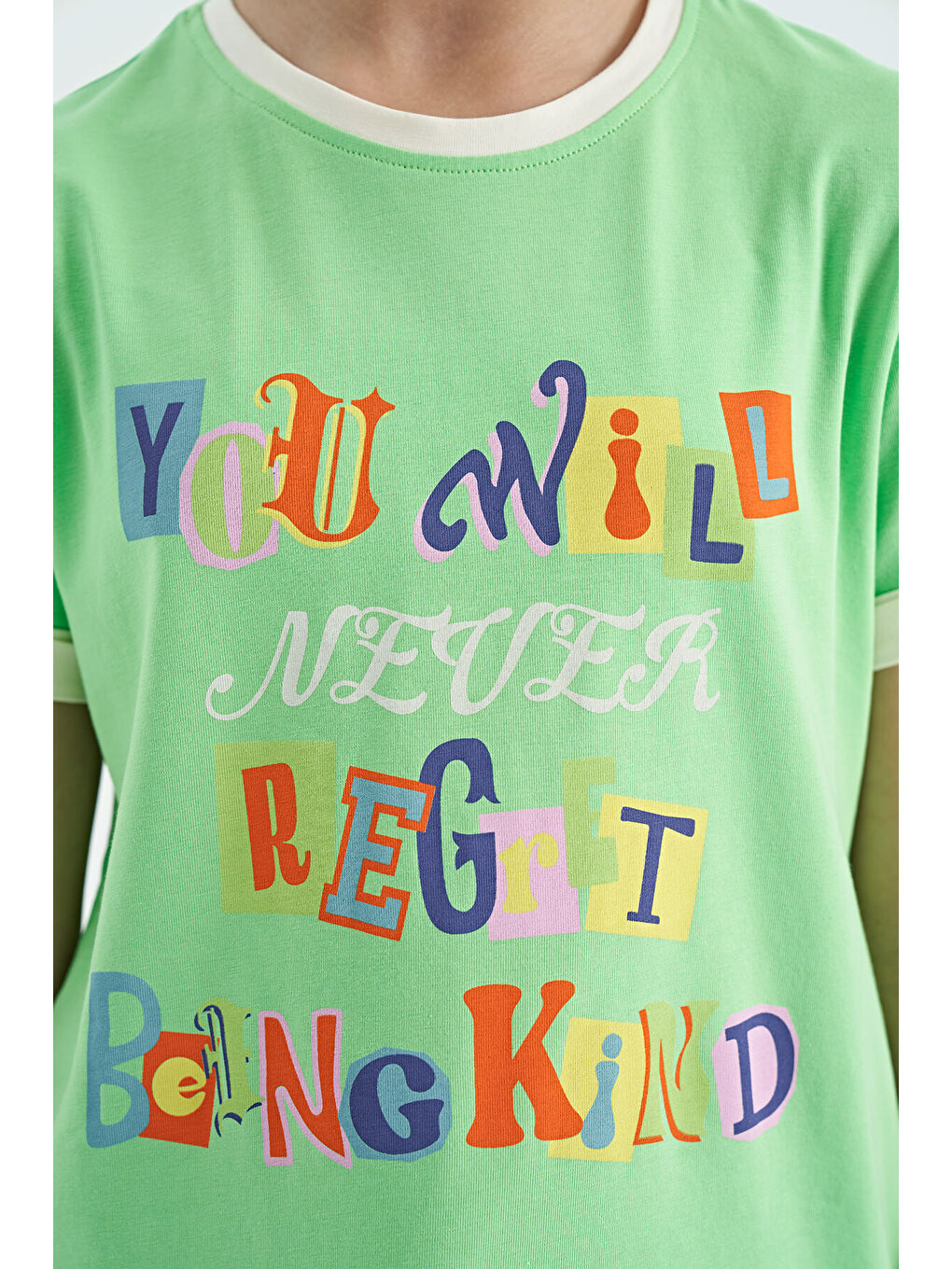 Neon Yeşil Renkli Yazı Detaylı O Yaka Rahat Form Kız Çocuk Tişört - 75109-2