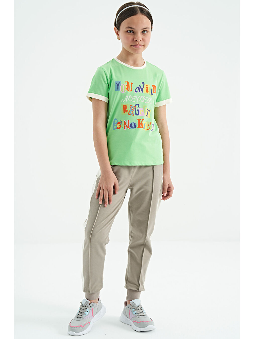 Neon Yeşil Renkli Yazı Detaylı O Yaka Rahat Form Kız Çocuk Tişört - 75109-3