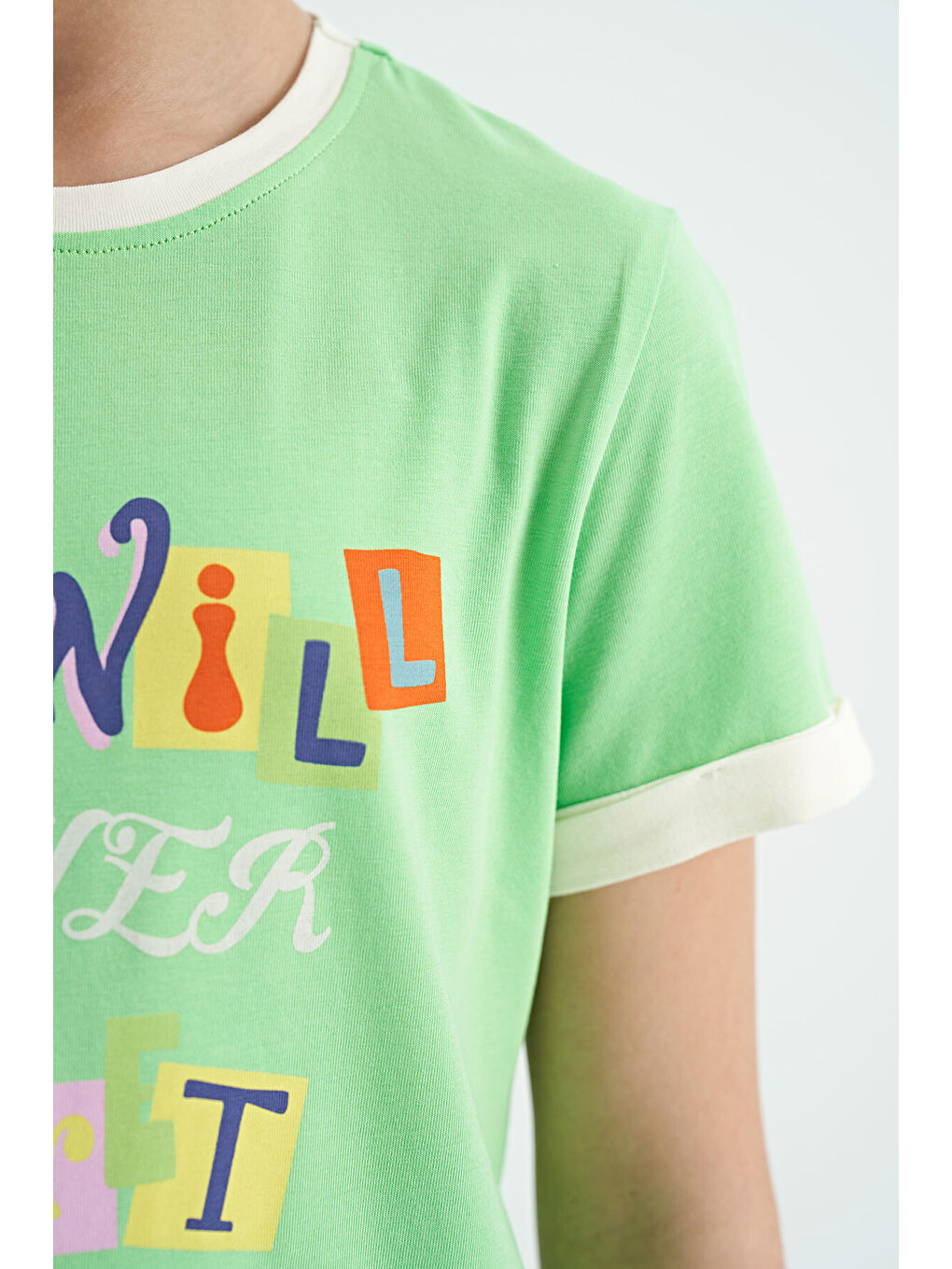 Neon Yeşil Renkli Yazı Detaylı O Yaka Rahat Form Kız Çocuk Tişört - 75109-4