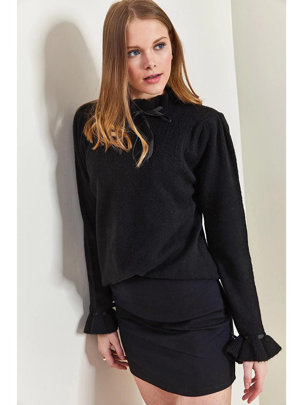 Siyah Kadın Kolları ve Yakası Fiyonk Desenli Triko Kazak