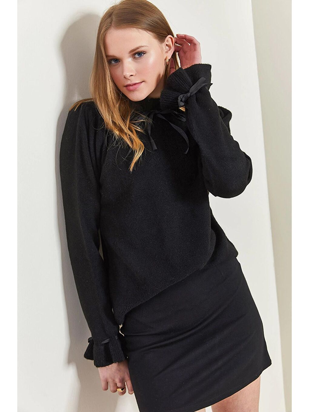 Siyah Kadın Kolları ve Yakası Fiyonk Desenli Triko Kazak-1