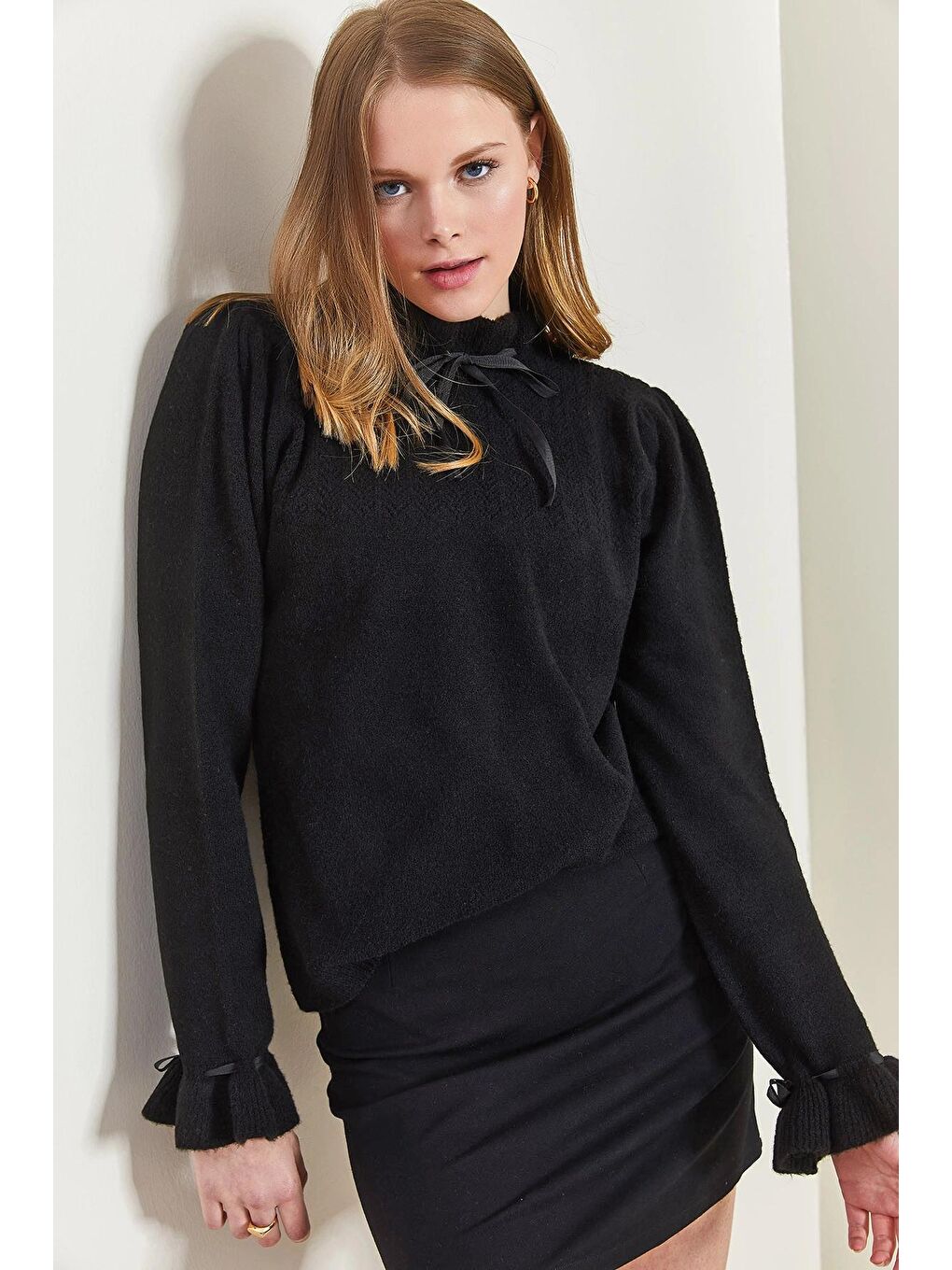 Siyah Kadın Kolları ve Yakası Fiyonk Desenli Triko Kazak-2