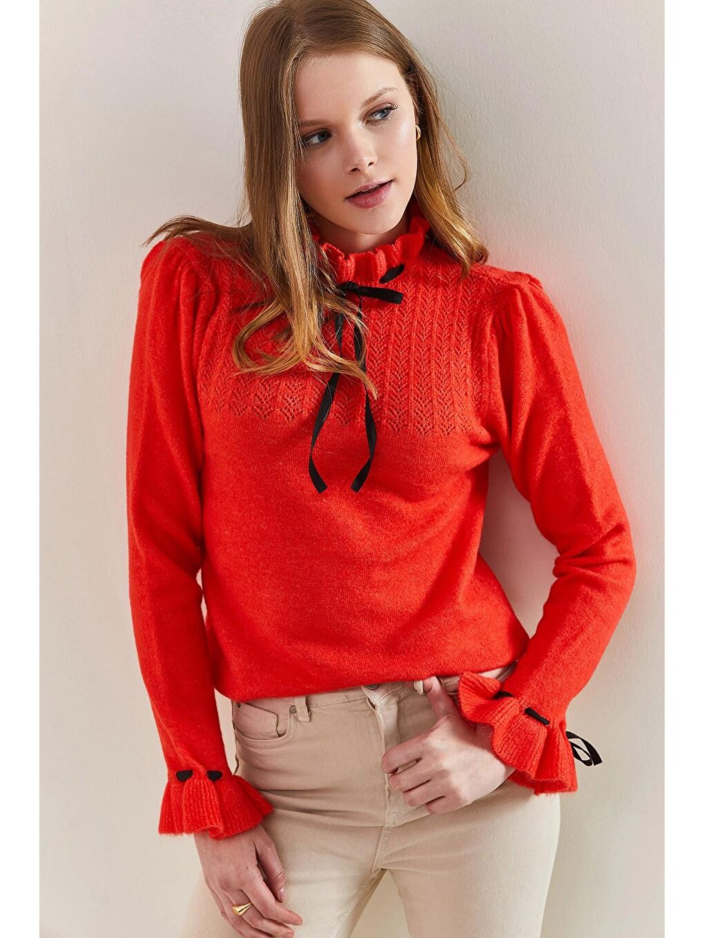 Kırmızı Kadın Kolları ve Yakası Fiyonk Desenli Triko Kazak