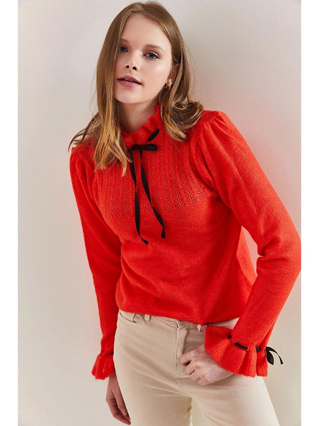 Kırmızı Kadın Kolları ve Yakası Fiyonk Desenli Triko Kazak-1