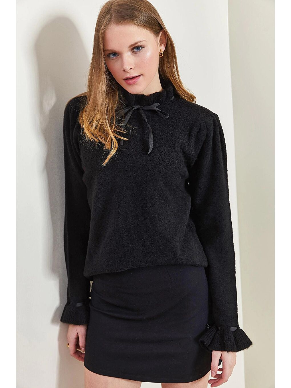 Siyah Kadın Kolları ve Yakası Fiyonk Desenli Triko Kazak-4