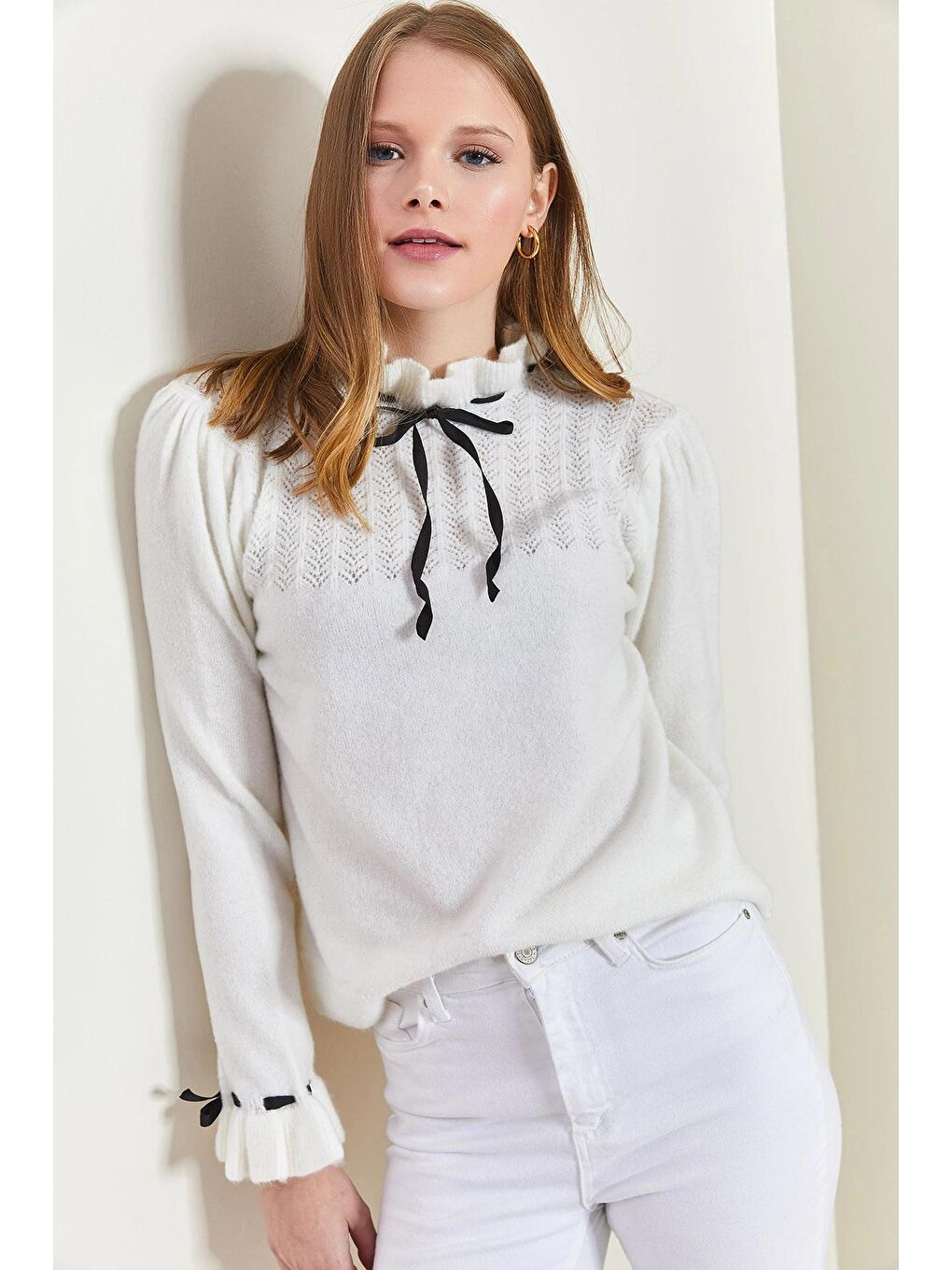 Beyaz Kadın Kolları ve Yakası Fiyonk Desenli Triko Kazak-1