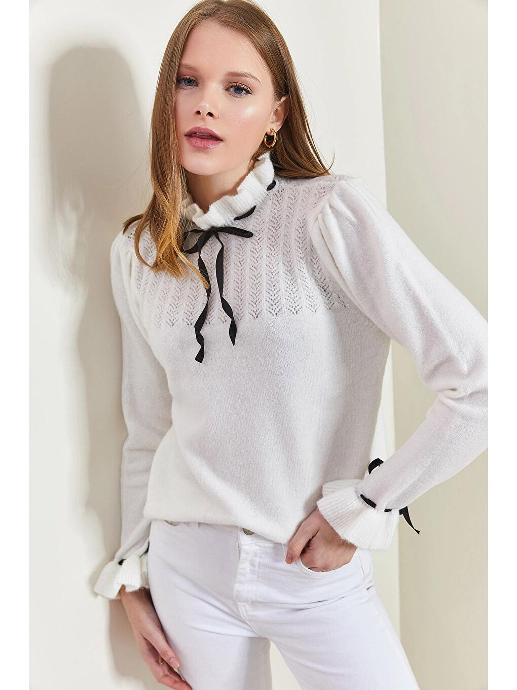 Beyaz Kadın Kolları ve Yakası Fiyonk Desenli Triko Kazak-2