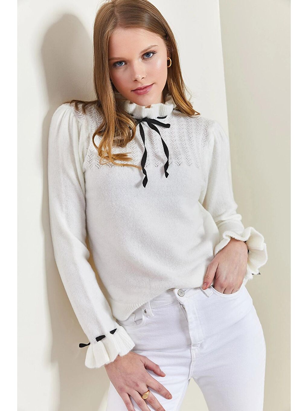 Beyaz Kadın Kolları ve Yakası Fiyonk Desenli Triko Kazak-3