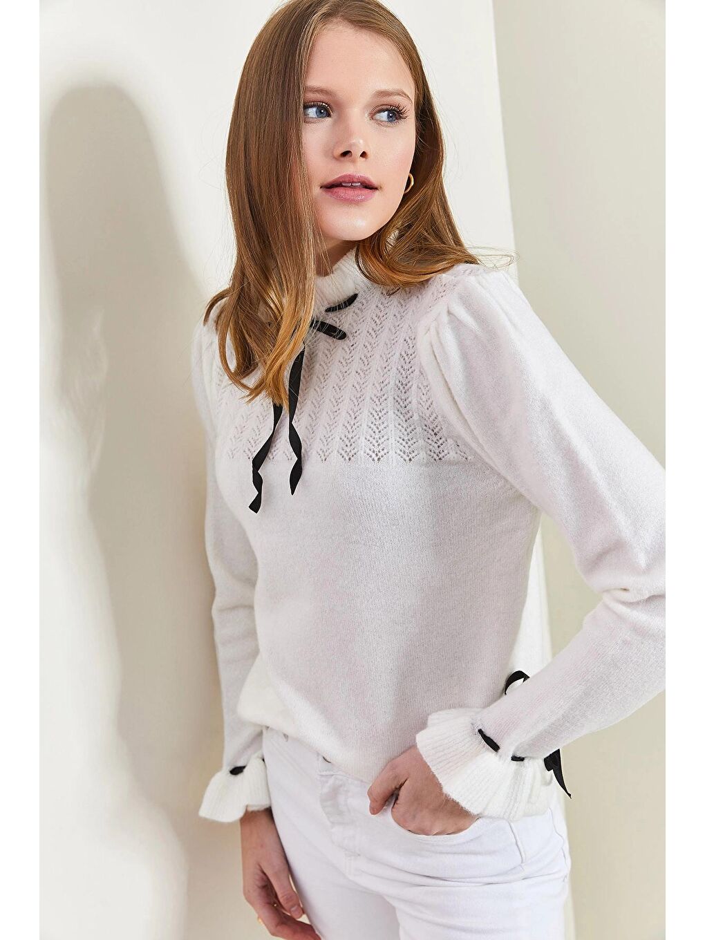 Beyaz Kadın Kolları ve Yakası Fiyonk Desenli Triko Kazak-4