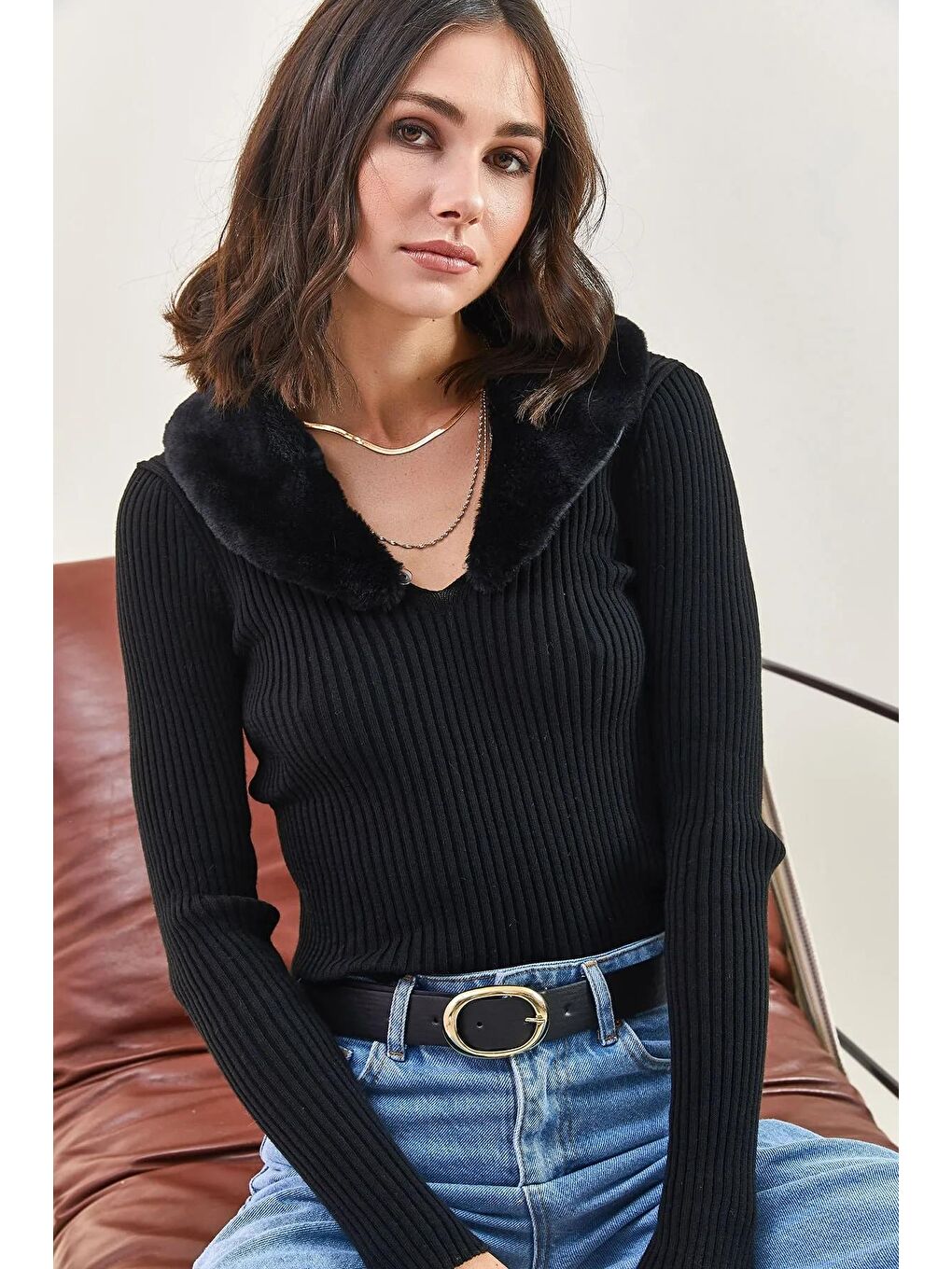 Siyah Kadın Yakası Kürklü Triko Kazak