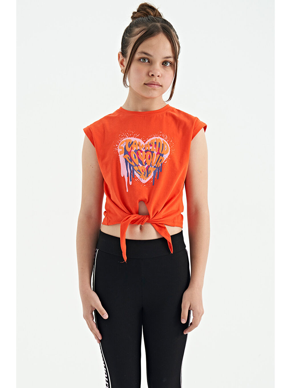 Kırmızı Portakal Kalp Baskılı Ön Düğüm Detaylı Rahat Form Kız Çocuk Tişört - 75114