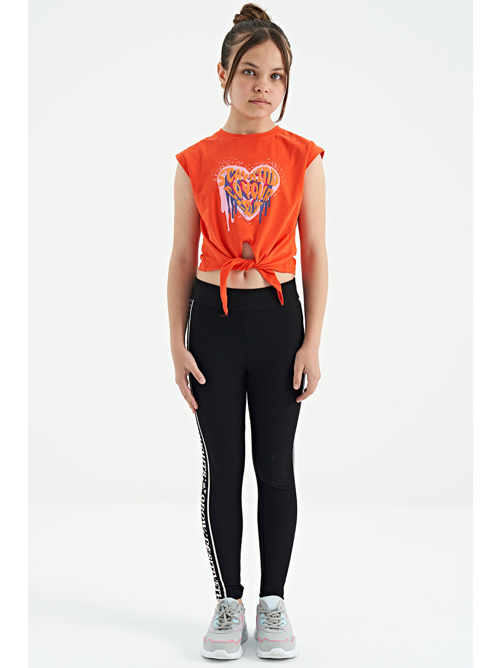 Kırmızı Portakal Kalp Baskılı Ön Düğüm Detaylı Rahat Form Kız Çocuk Tişört - 75114-2