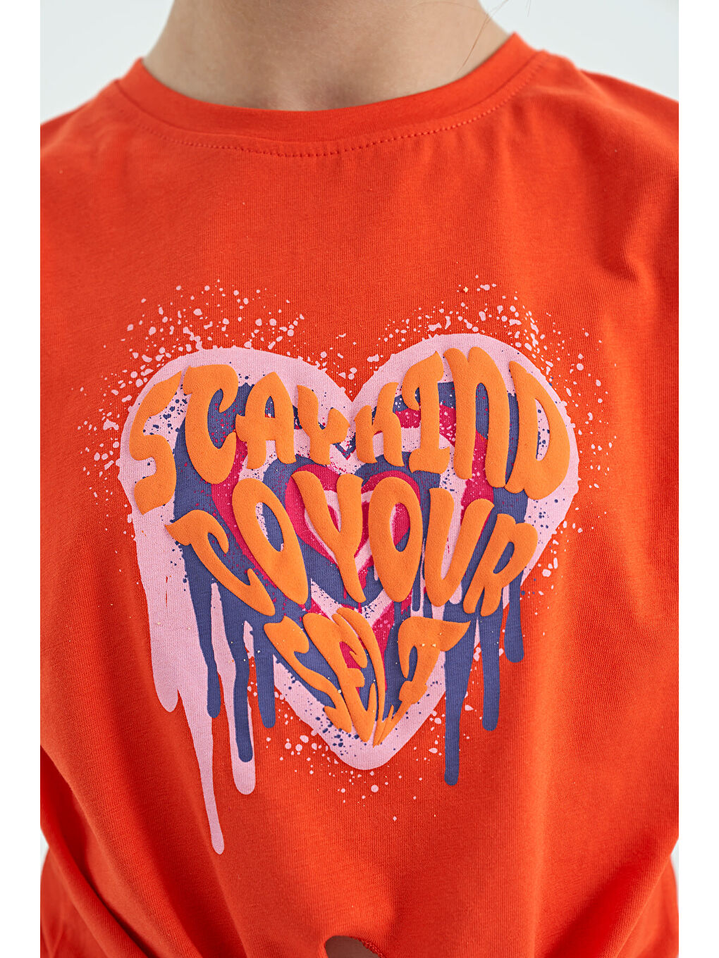 Kırmızı Portakal Kalp Baskılı Ön Düğüm Detaylı Rahat Form Kız Çocuk Tişört - 75114-4