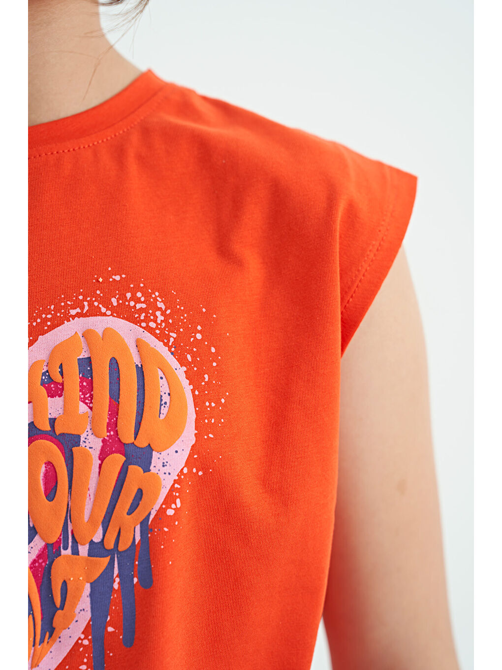 Kırmızı Portakal Kalp Baskılı Ön Düğüm Detaylı Rahat Form Kız Çocuk Tişört - 75114-6