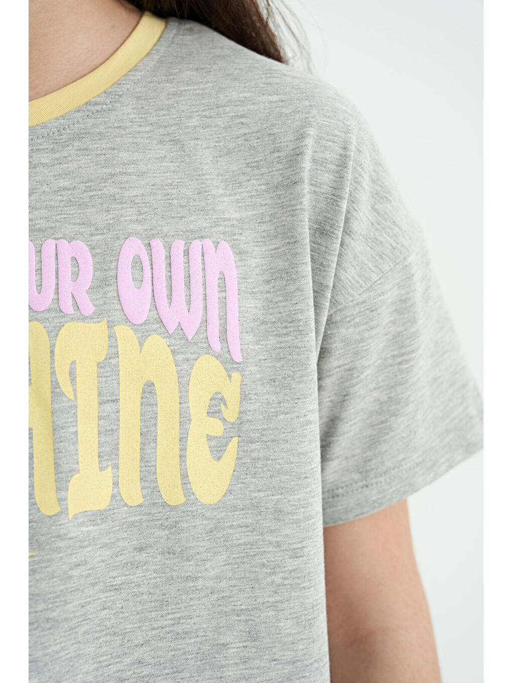 Gri Melanj Renkli Yazı Baskılı O Yaka Oversize  Kısa Kollu Kız Çocuk Tişört - 75111-8