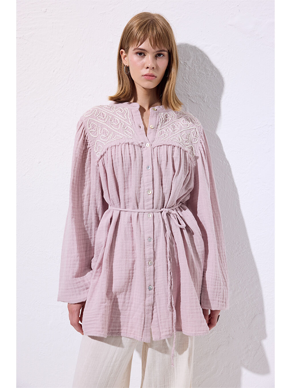 Pembe Müslin İşlemeli Gömlek Pudra-1
