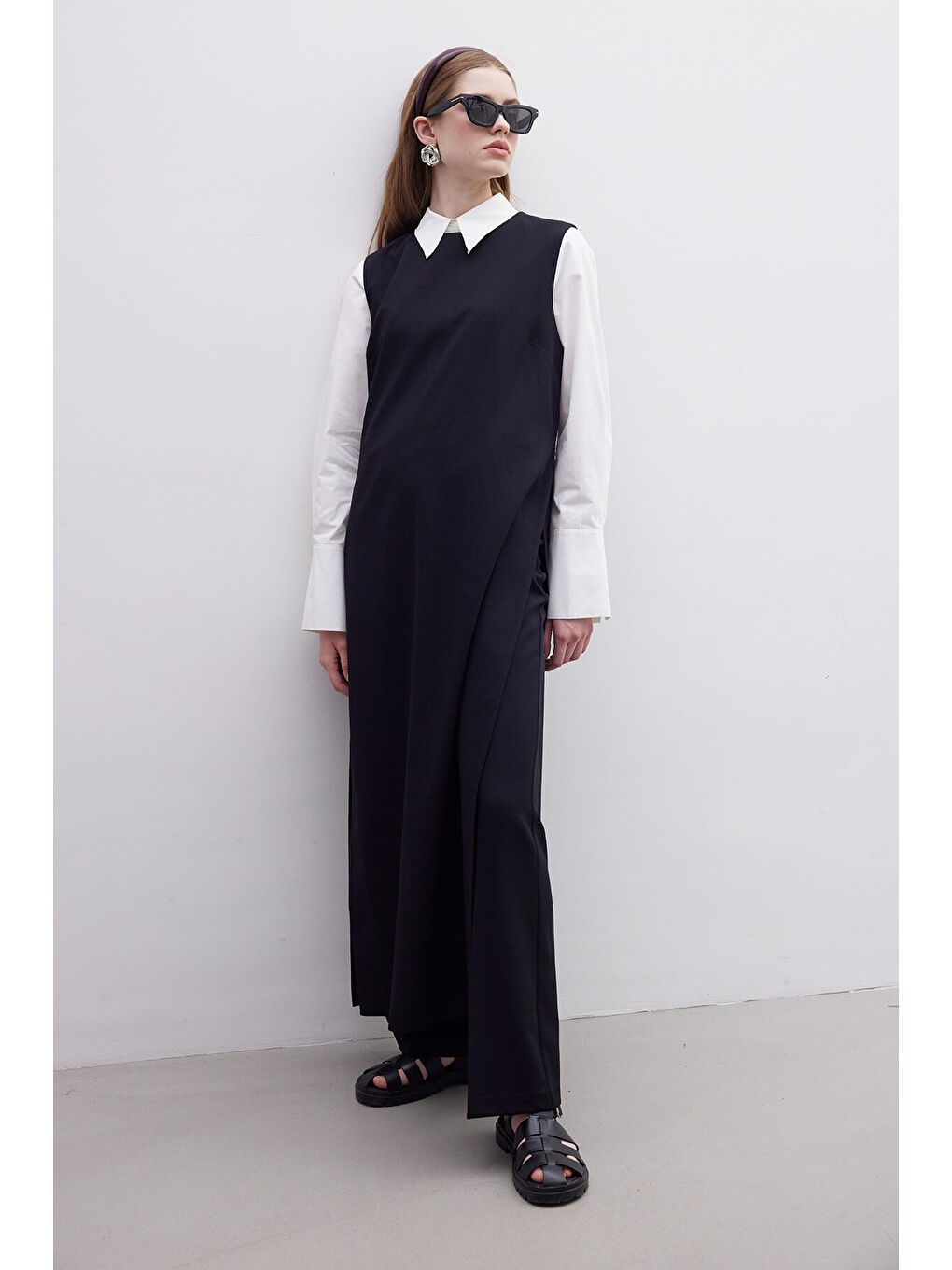 Kolsuz Minimal Siyah Elbise