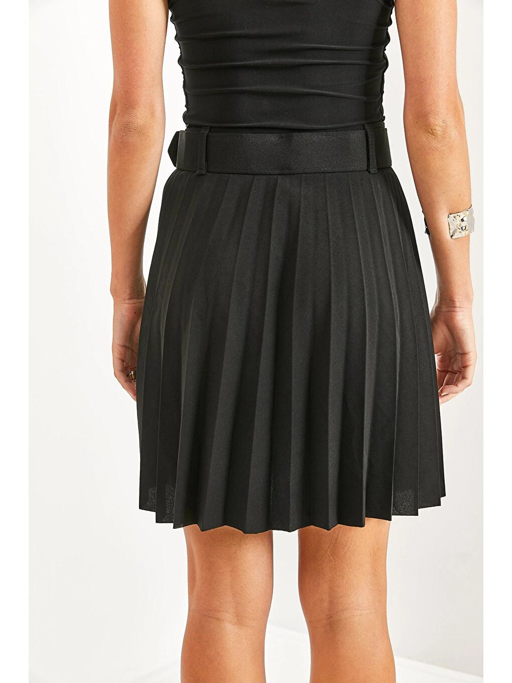 Siyah Kadın Pileli Kemerli Kısa Etek 7103-3